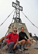 02  Alla croce di vetta del Pizzo Tre Signori (2554 m) dopo lunga salita di 4 ore e mezza su dislivello di oltre 1600 m